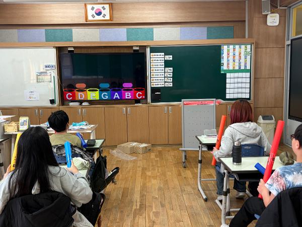 4-5월 활동 사진(붐 웨커 연주하며 협동 미덕, 배려 미덕 기르기) 이미지